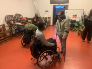 fotografia de duas pessoas a conversar, uma delas numa cadeira de rodas