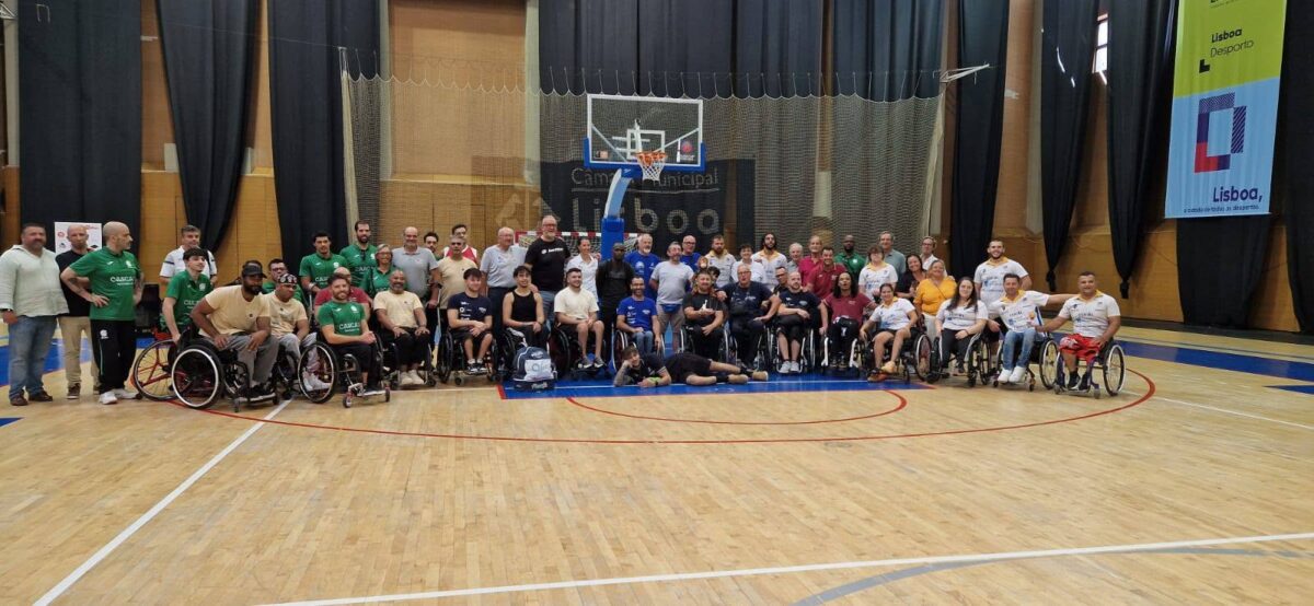 fotografia com todos os integrantes das equipas participantes no torneio