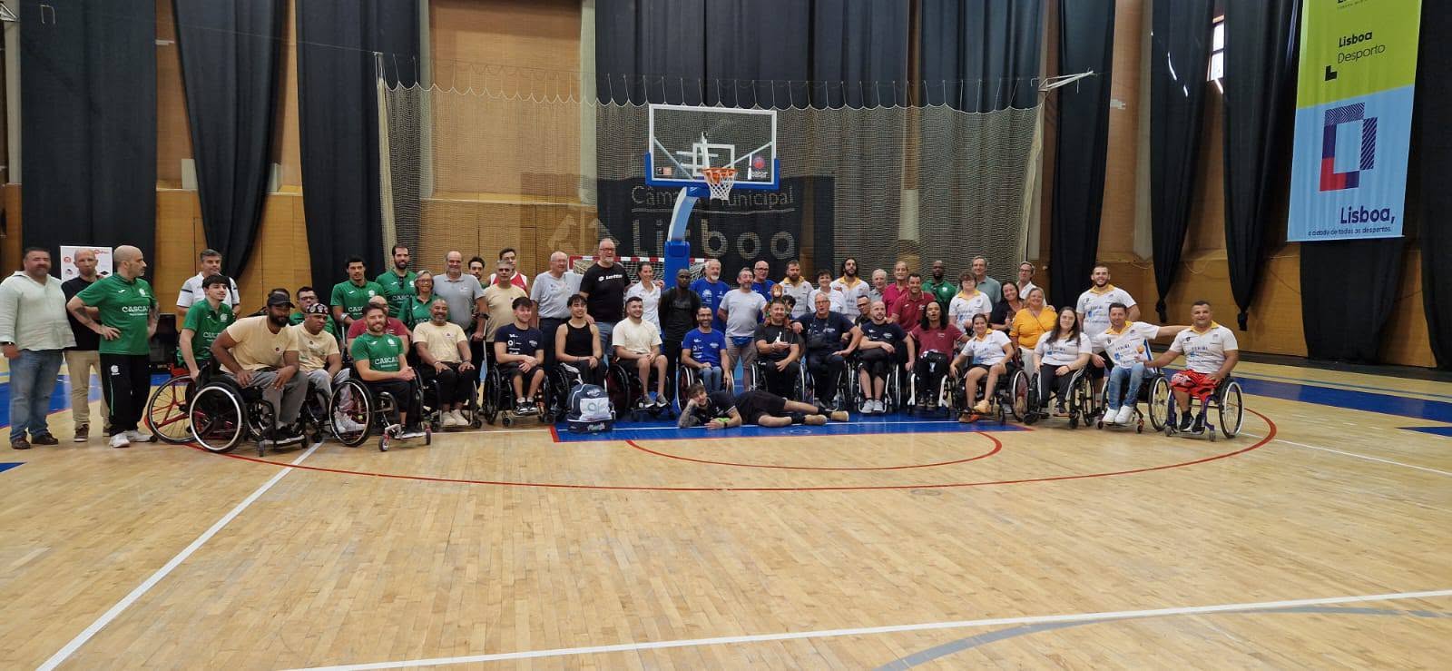 fotografia com todos os integrantes das equipas participantes no torneio